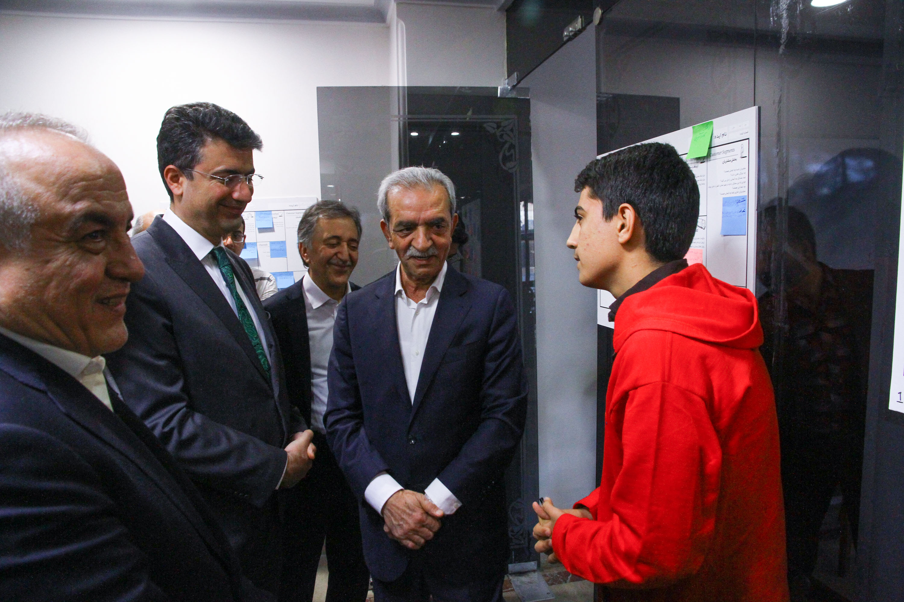پارلمان بخش خصوصی مشهد در تلاش است تا نسل آینده فعالان اقتصادی را نیز زیر چتر حمایت خود قرار ده پارلمان بخش خصوصی مشهد در تلاش است تا نسل آینده فعالان اقتصادی را نیز زیر چتر حمایت خود قرار ده