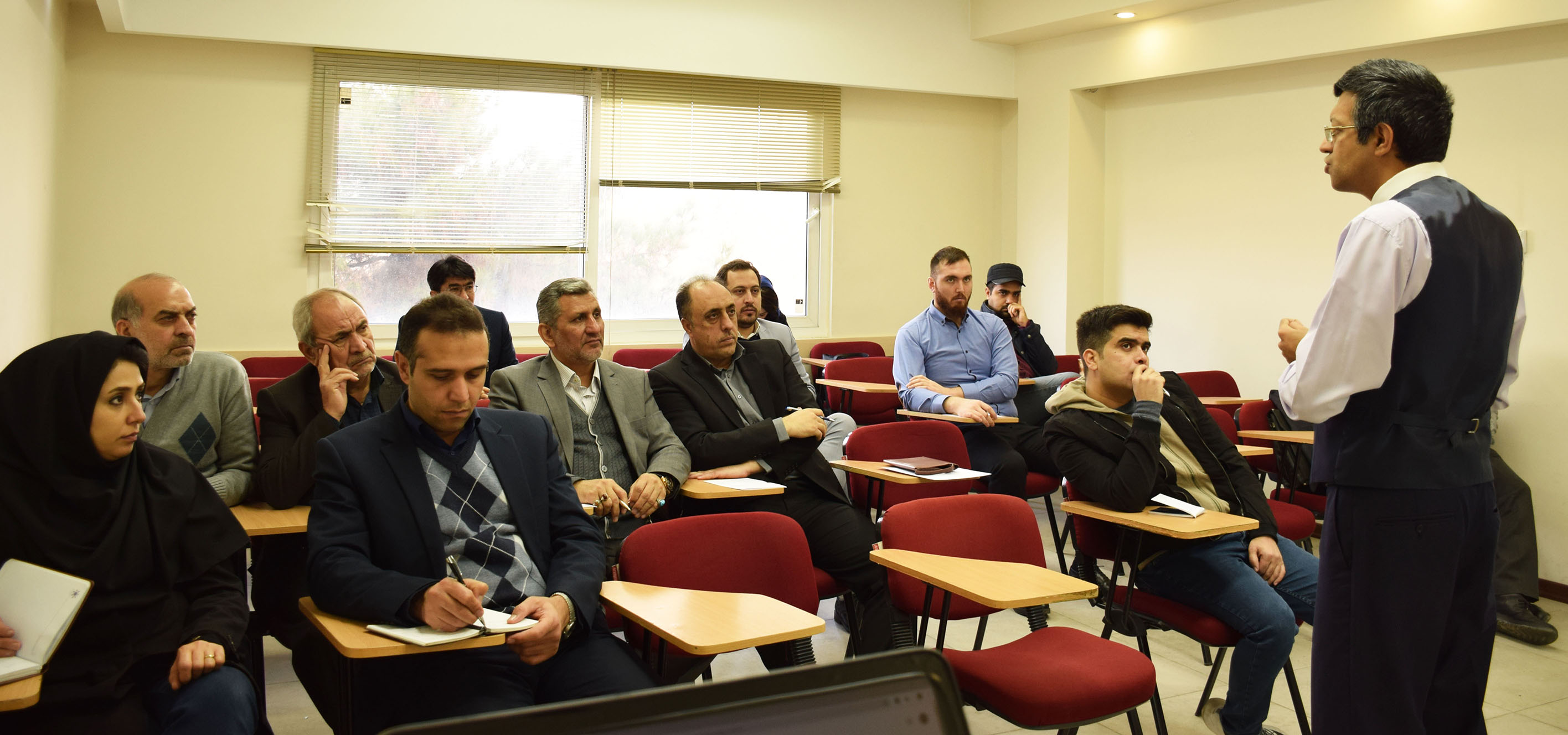 کارگاه آموزشی تجارت الکترونیک و آشنایی با کسب و کارهای اینترنتی ویژه تجار افغانستانی در اتاق مشهد برگزار شد کارگاه آموزشی تجارت الکترونیک و آشنایی با کسب و کارهای اینترنتی ویژه تجار افغانستانی در اتاق مشهد برگزار شد