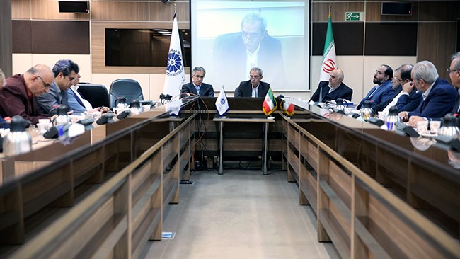 غلامحسین شافعی در نشست شورای روسای اتاقهای سراسر کشور: ۹۴ درصد تسهیلات صندوق توسعه ملی به دولتیها پرداخت شده است غلامحسین شافعی در نشست شورای روسای اتاقهای سراسر کشور: ۹۴ درصد تسهیلات صندوق توسعه ملی به دولتیها پرداخت شده است