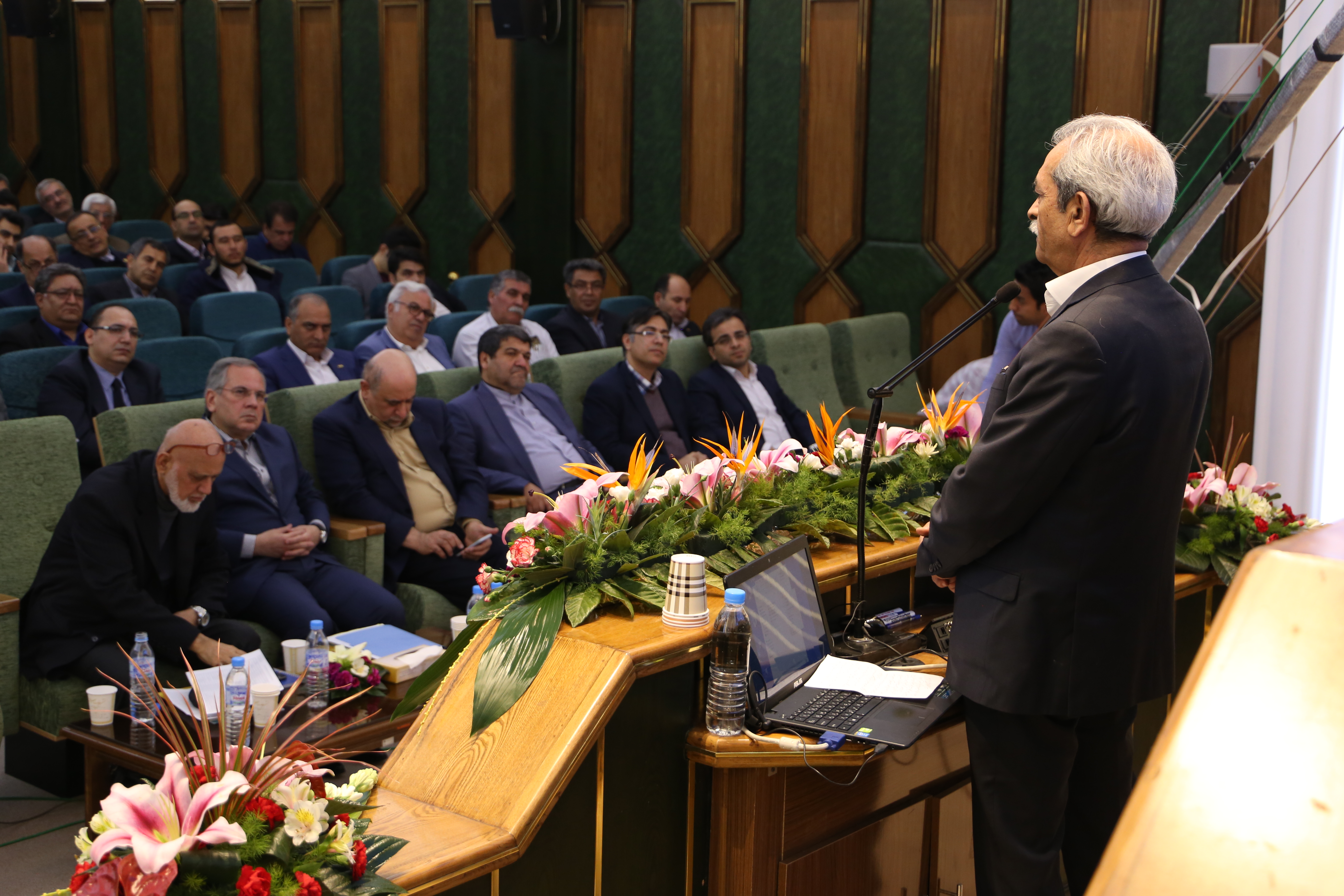 گزارشی از همایش دو روزه «توسعه پایدار» در مشهد که با حضور اقتصاددانان برجسته برگزار شد