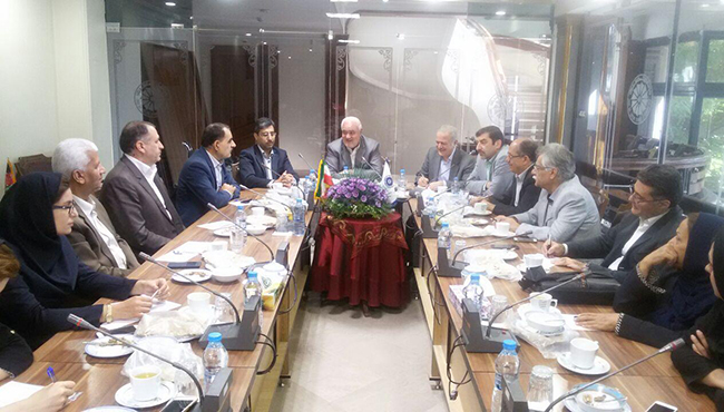 در کمیسیون تجارت اتاق بازرگانی خراسان رضوی مطرح شد: قیمت تمام شده تولید داخلی، رقابت را به نفع کالاهای خارجی تمام میکند در کمیسیون تجارت اتاق بازرگانی خراسان رضوی مطرح شد: قیمت تمام شده تولید داخلی، رقابت را به نفع کالاهای خارجی تمام میکند