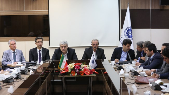 رئیس اتاق ایران در نشست با معاون علمی و فناوری رئیس جمهور :شکاف تکنولوژیک، کالاهای ما را از رقابت در بازار جهانی باز داشته است رئیس اتاق ایران در نشست با معاون علمی و فناوری رئیس جمهور :شکاف تکنولوژیک، کالاهای ما را از رقابت در بازار جهانی باز داشته است