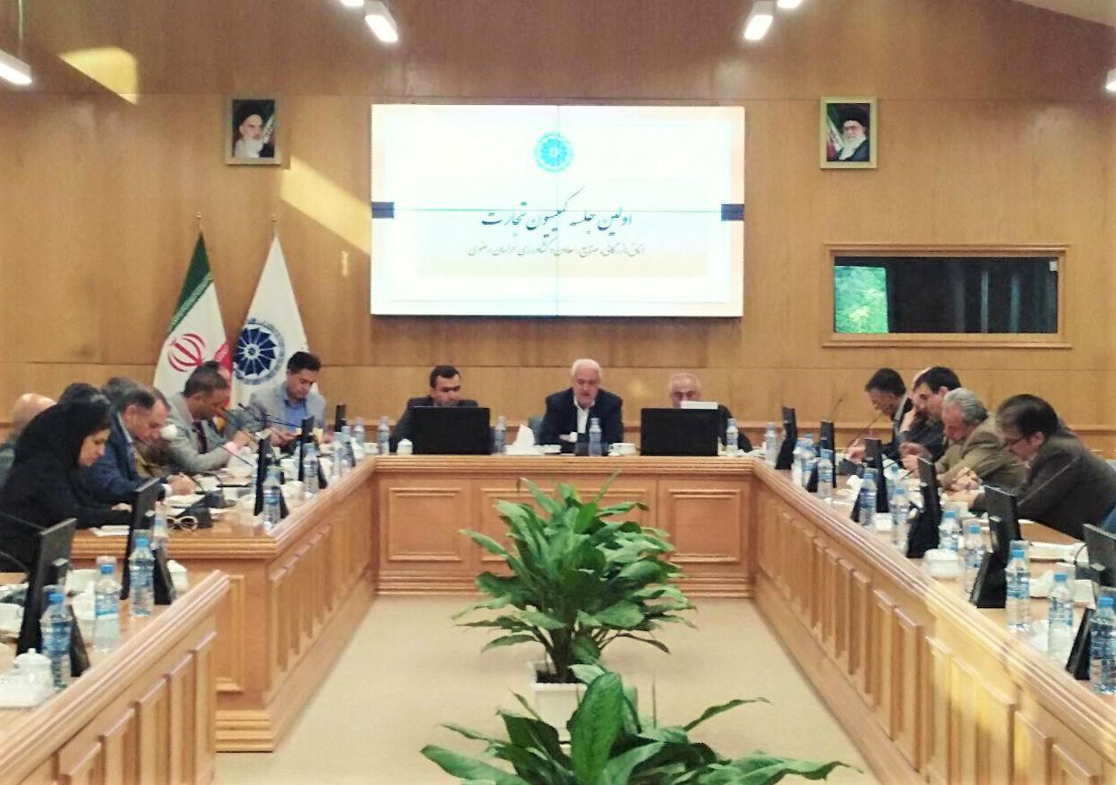رئیس کمیسیون تجارت اتاق مشهد: تمرکزگرایی بلای جان فعالیت های اقتصادی است؛ تصمیمگیری را به استانها بسپارند رئیس کمیسیون تجارت اتاق مشهد: تمرکزگرایی بلای جان فعالیت های اقتصادی است؛ تصمیمگیری را به استانها بسپارند