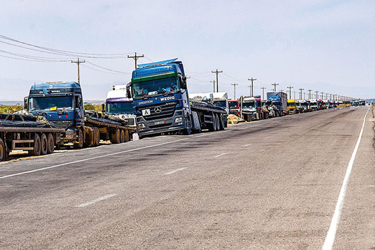 افزایش ورود کامیون ها به دوغارون، دلیل اصلی ازدحام این روزها در این مرز